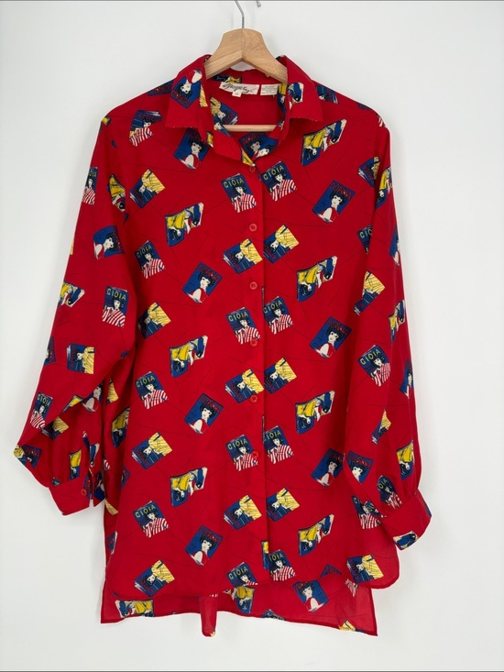 🐭 Shapely bright poly blouse with Italian magazine covers.